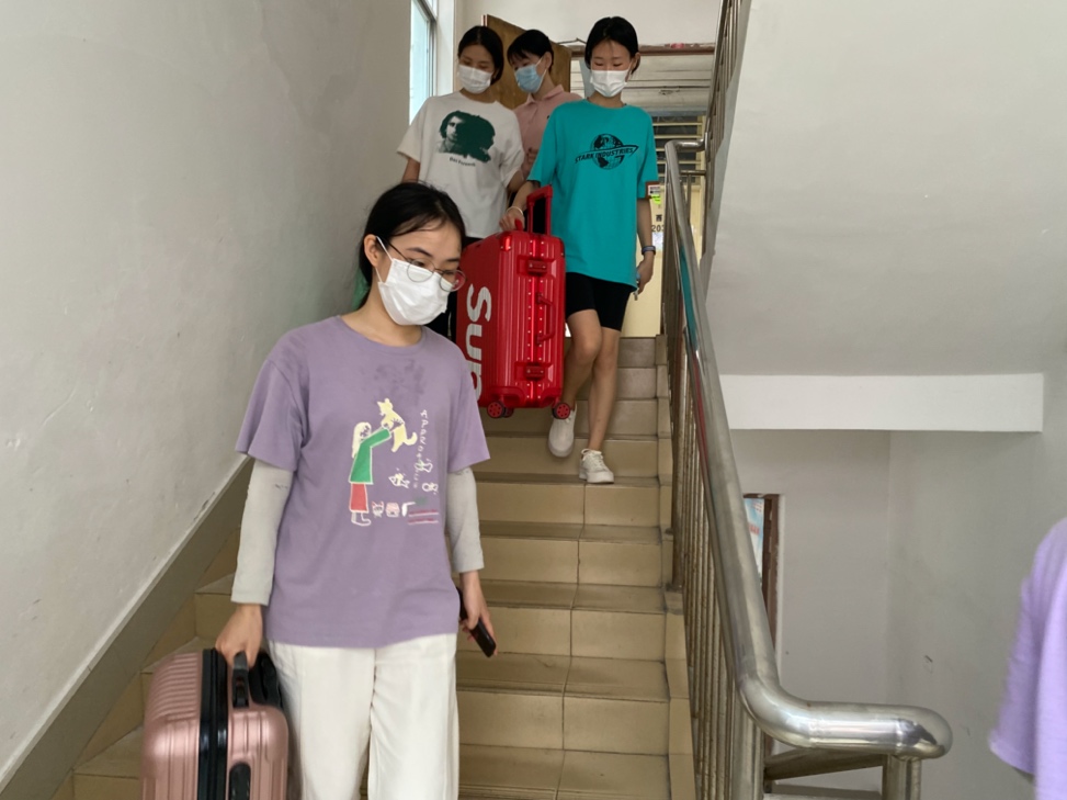 小孩們站在一起低可信度描述已自動生成