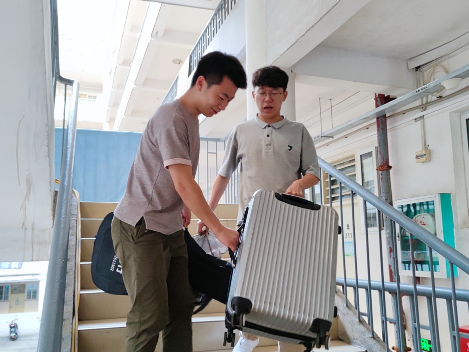 圖片包含 男人, 人, 室內, 站描述已自動生成