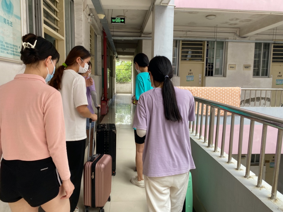 一群人站在火車旁低可信度描述已自動生成